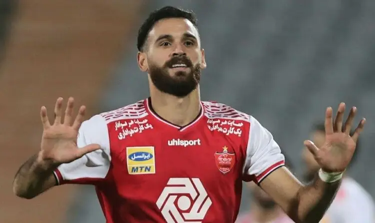 (عکس) تقدیم شادی گل هافبک پرسپولیس به مارادونا