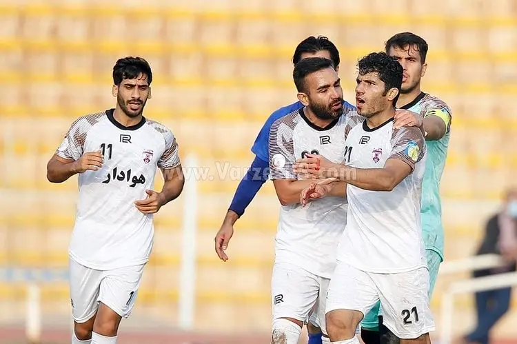 (عکس) درگیری خونین در بازی هوادار - استقلال ملاثانی