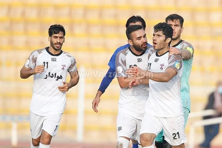 (عکس) درگیری خونین در بازی هوادار - استقلال ملاثانی
