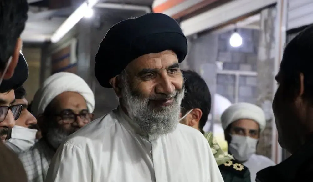 (تصاویر) امام جمعه اهواز با چکمه در خیابان‌های آب گرفته