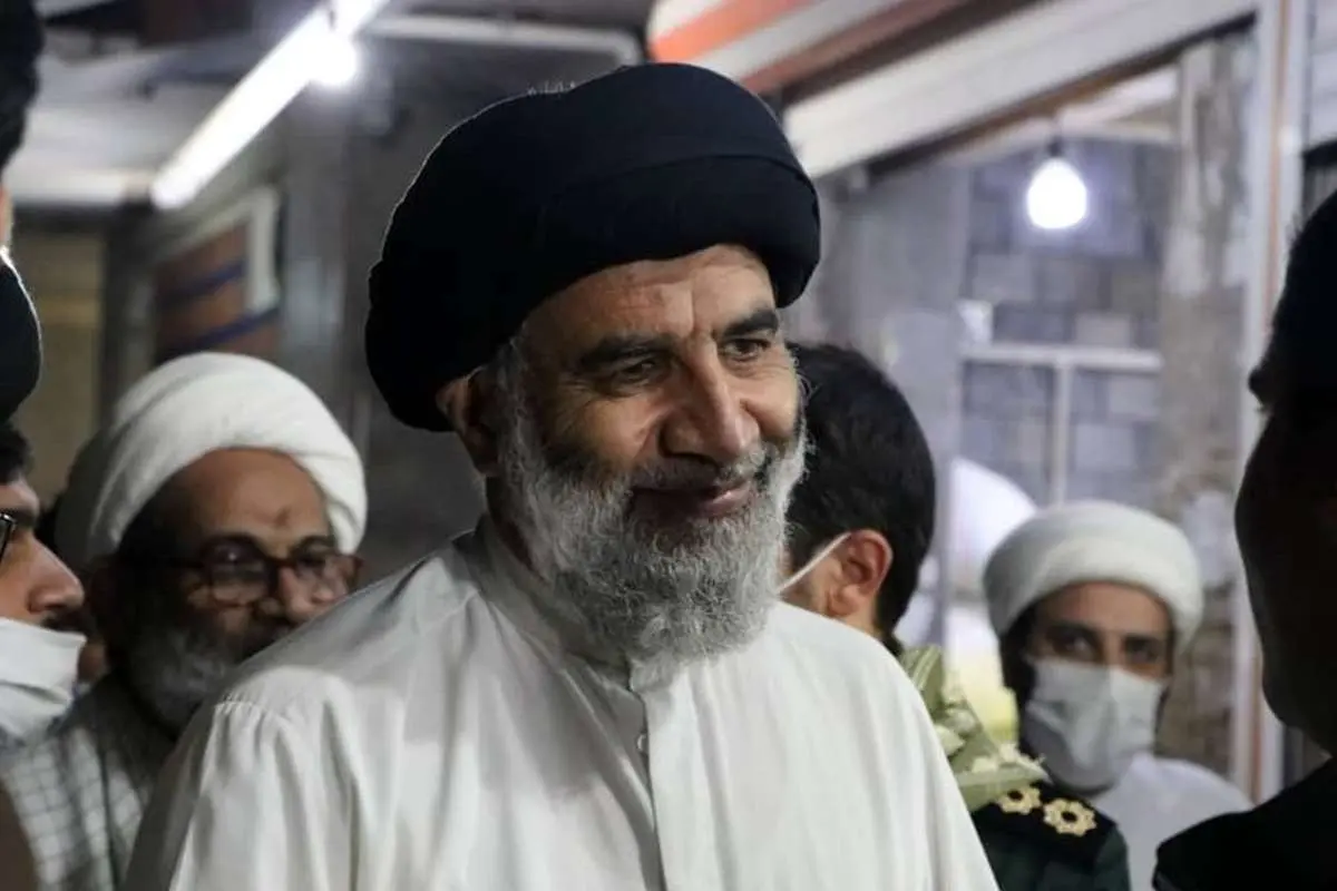 (تصاویر) امام جمعه اهواز با چکمه در خیابانهای آب گرفته