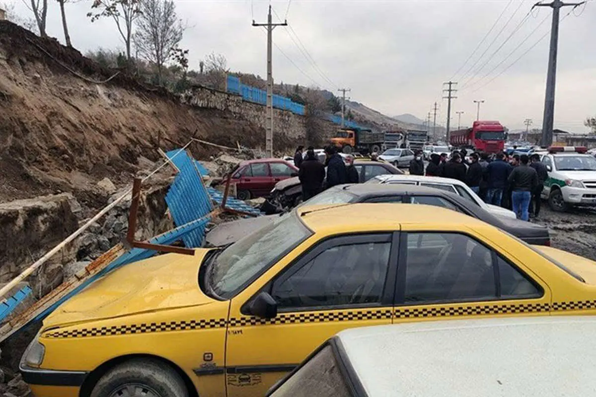 (تصاویر) دفن خودروها بر اثر ریزش دیوار بهشت محمدی سنندج