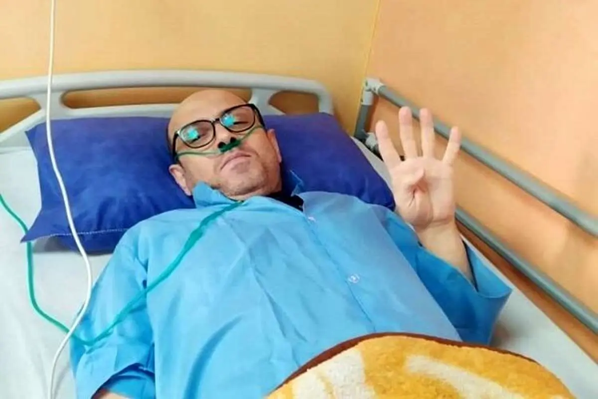 (عکس) سعادتمند روی تخت بیمارستان عدد ۴ نشان داد!