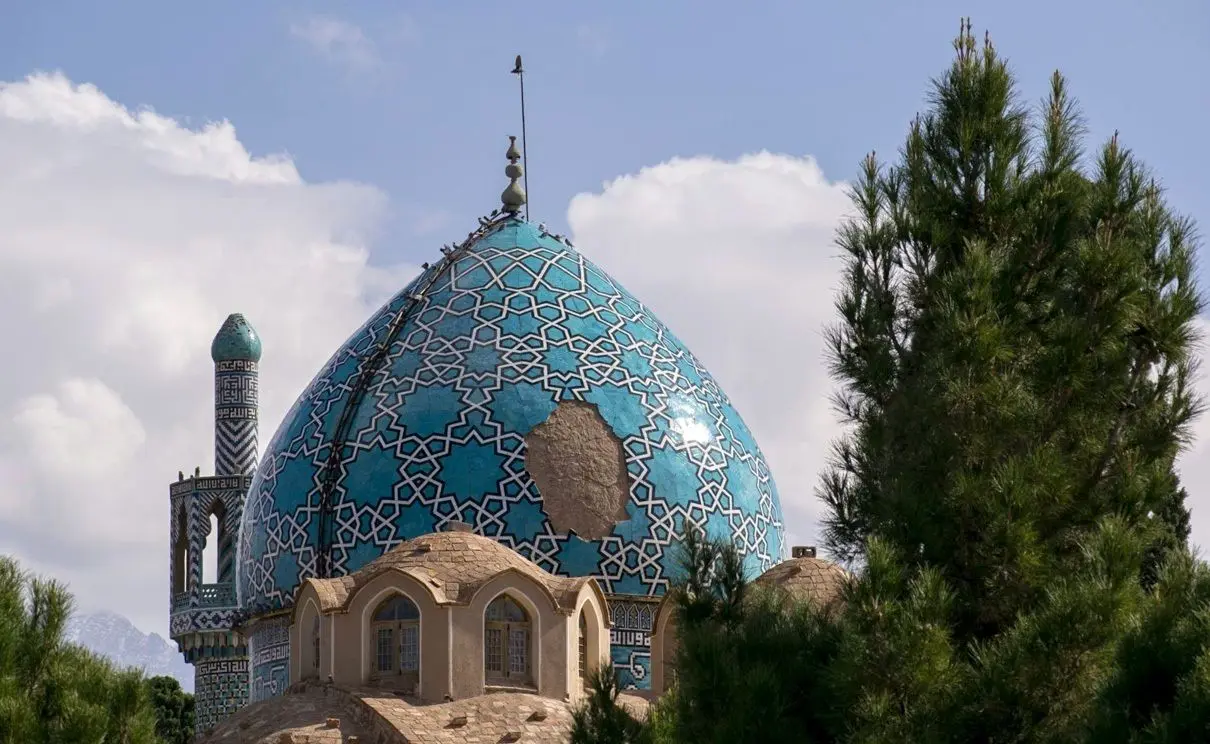 (تصاویر) تخریب بخشی از گنبد شاه نعمت‌الله ولی