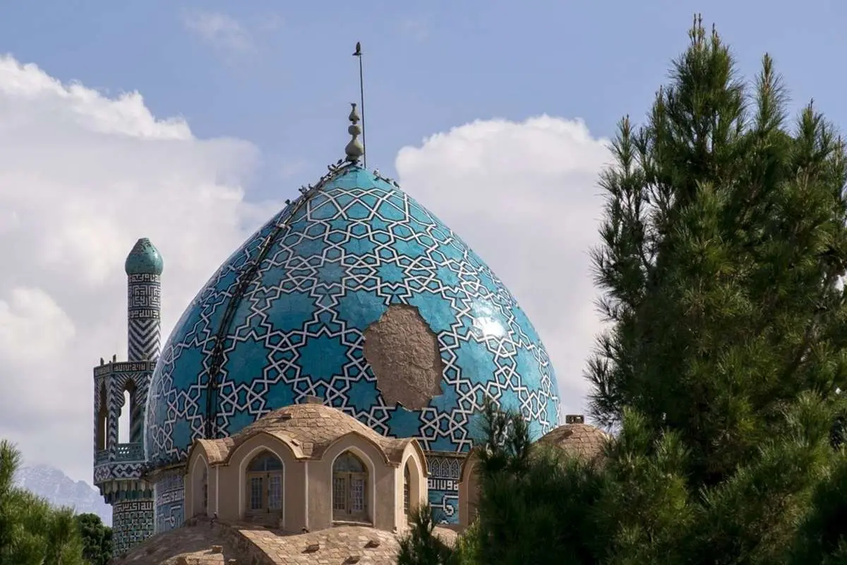 (تصاویر) تخریب بخشی از گنبد شاه نعمت‌الله ولی