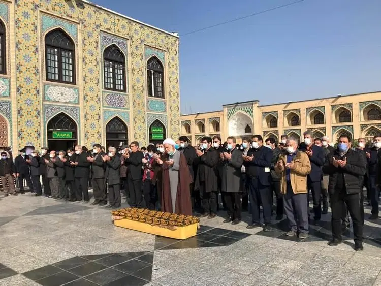 (عکس) نماز بر پیکر مرحوم محمد خادم