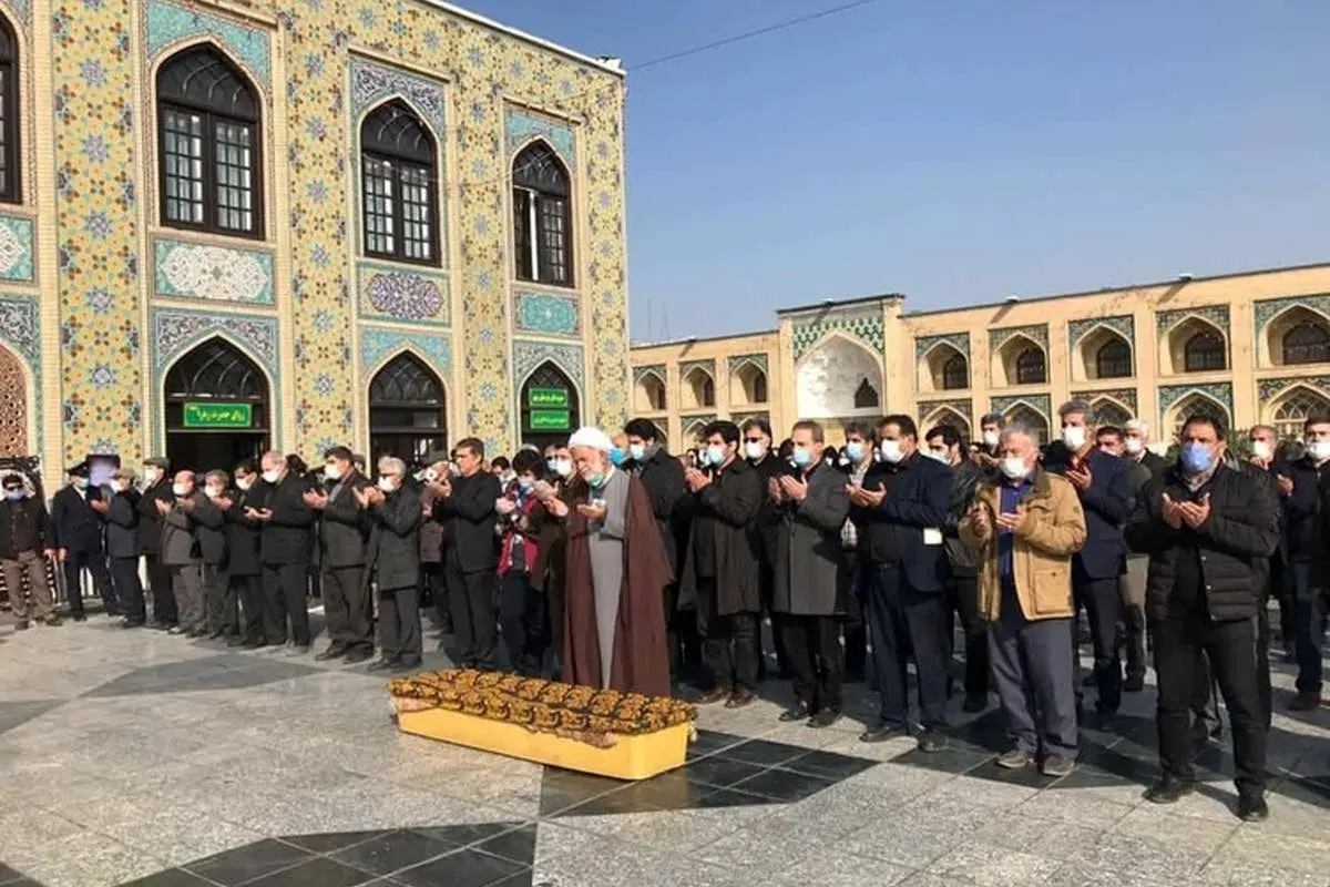 (عکس) نماز بر پیکر مرحوم محمد خادم