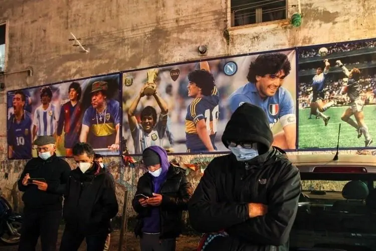 (عکس) ادای احترام ناپلی‌ها به مرگ مارادونا