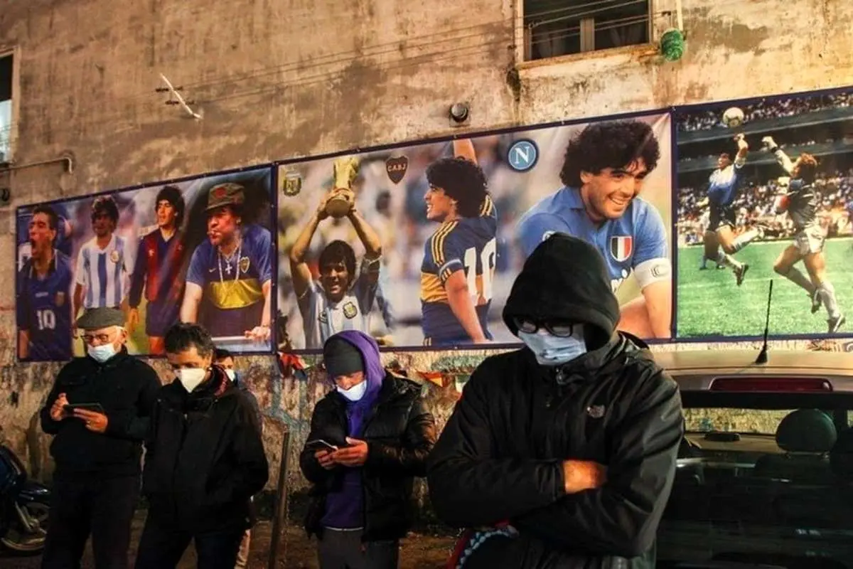 (عکس) ادای احترام ناپلیها به مرگ مارادونا