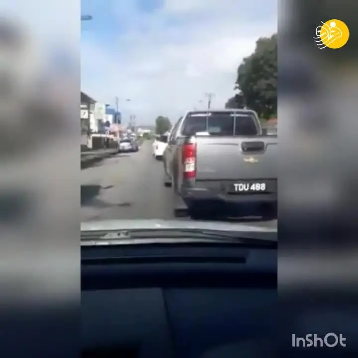 (ویدئو) تشییع جنازه عجیب روی صندلی پشت وانت!