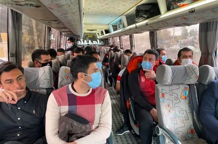 (عکس) در راه ورزشگاه برای بازی با تیم کرونایی‌ها!