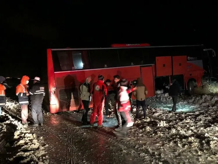 برخورد اتوبوس با کوه در جاده لغزنده شمال فارس