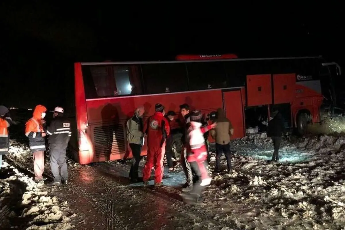 برخورد اتوبوس با کوه در جاده لغزنده شمال فارس