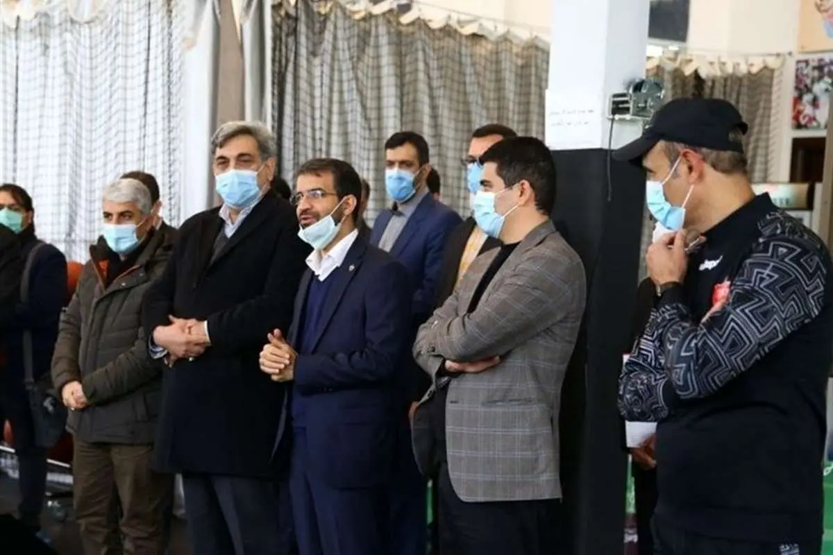 (ویدیو) انتقاد مجری شبکه ۵ از حضور شهردار تهران در اردوی پرسپولیس