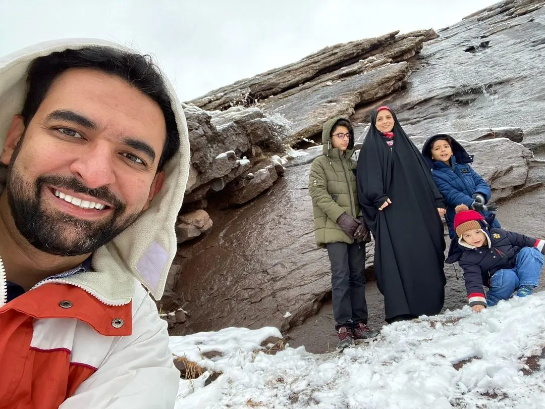 (تصویر) کوهنوردی آذری جهرمی با همسر و فرزندان