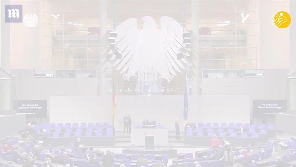 (ویدئو) لحظه زمین خوردن خانم وزیر در پارلمان