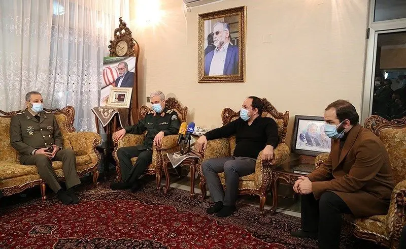 (تصاویر) اعطای نشان درجه یک نصر به خانواده شهید فخری‌زاده