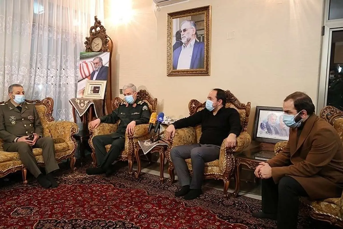 (تصاویر) اعطای نشان درجه یک نصر به خانواده شهید فخری‌زاده