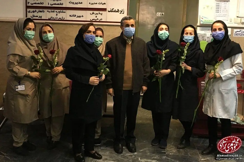 عکس یادگاری احمدی نژاد در بیمارستان