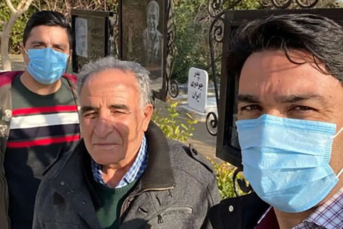 (عکس) جواد نکونام بر سر مزار اسطورههای فوتبال