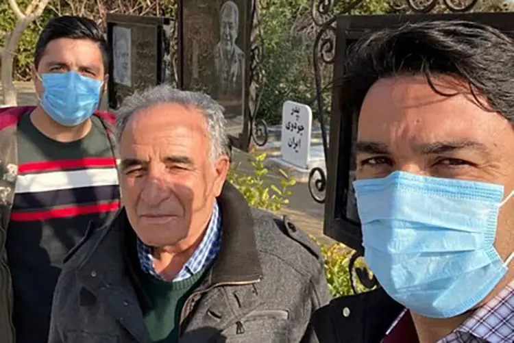 (عکس) جواد نکونام بر سر مزار اسطوره‌های فوتبال