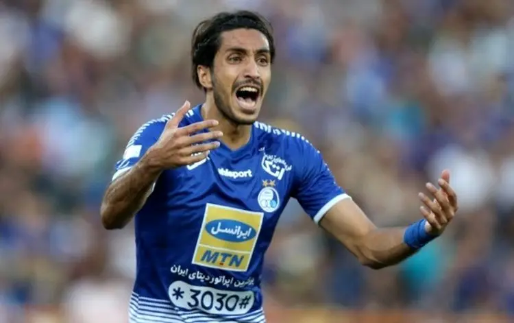 (ویدیو) عجیب و جالب؛ کریم باقری الگوی مدافع جنجالی استقلال!
