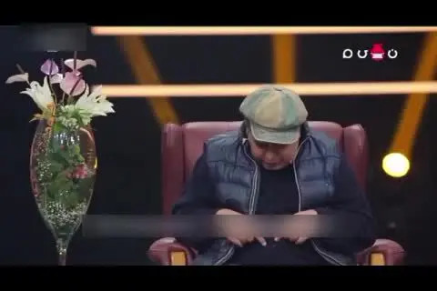 (ویدئو) پاره شدن پیراهن رضا شفیعی‌جم وسط برنامه!