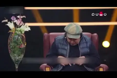 (ویدئو) پاره شدن پیراهن رضا شفیعی‌جم وسط برنامه!