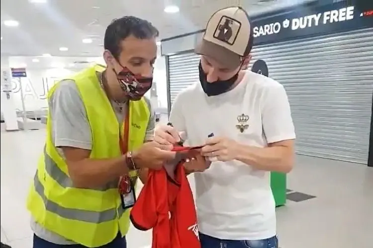 (عکس) وقتی مسی هم ماسک را اشتباه به صورت می‌زند!