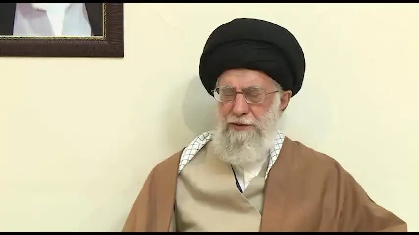 رهبر انقلاب: خیال می‌کنید همه پیش من می‌آیند و به‌به و چه‌چه می‌کنند؟