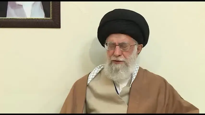 رهبر انقلاب: خیال می‌کنید همه پیش من می‌آیند و به‌به و چه‌چه می‌کنند؟