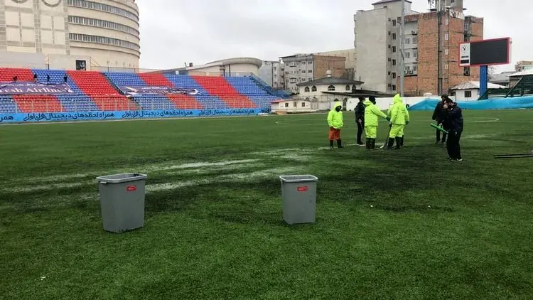 نساجی - پرسپولیس در زمین گِلی برگزار می‌شود