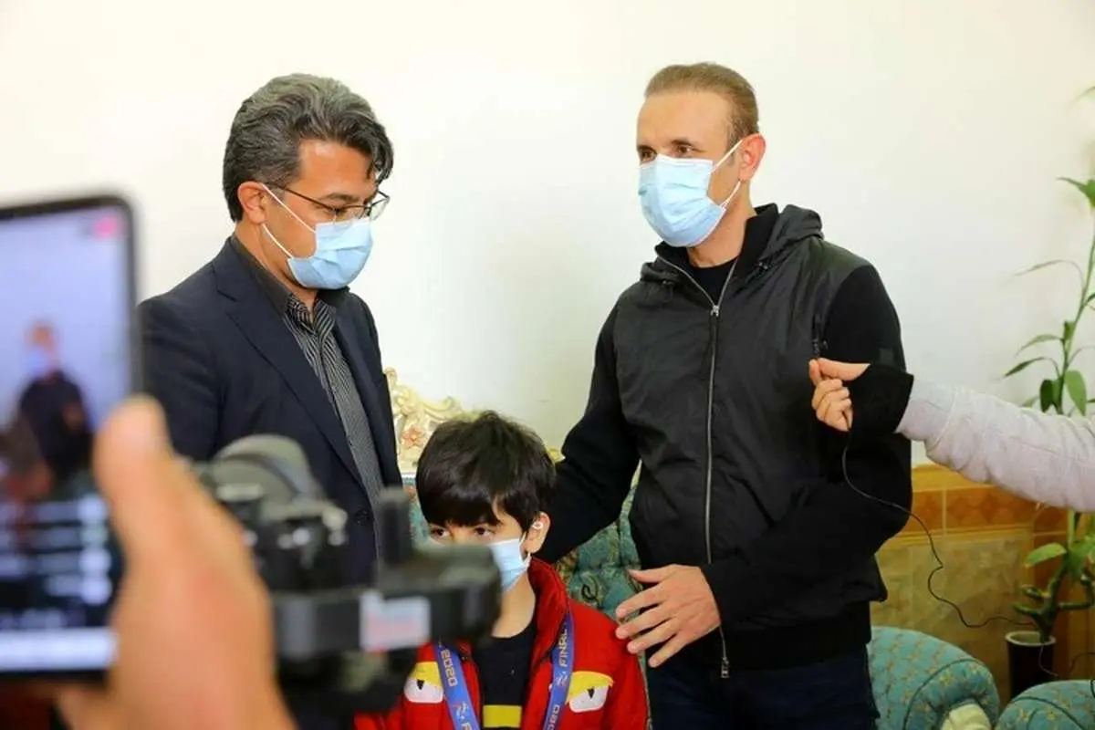 (عکس) تقدیم مدال یحیی گل‌محمدی به فرزند هوادار فقید پرسپولیس