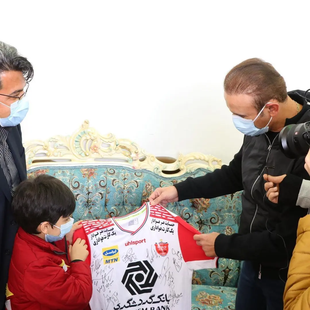 (عکس) هدیه گل‌محمدی به خانواده هوادار پرسپولیس