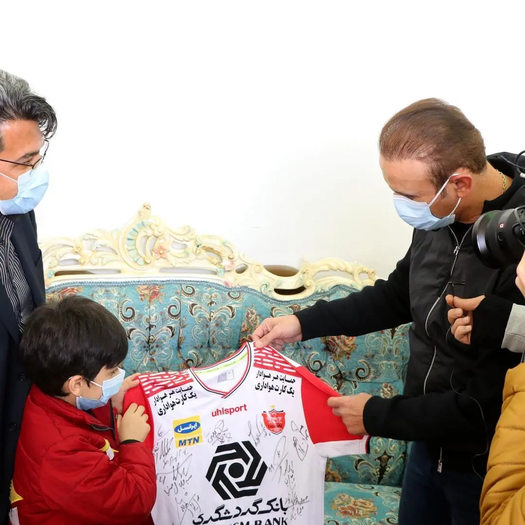 (عکس) هدیه گل‌محمدی به خانواده هوادار پرسپولیس