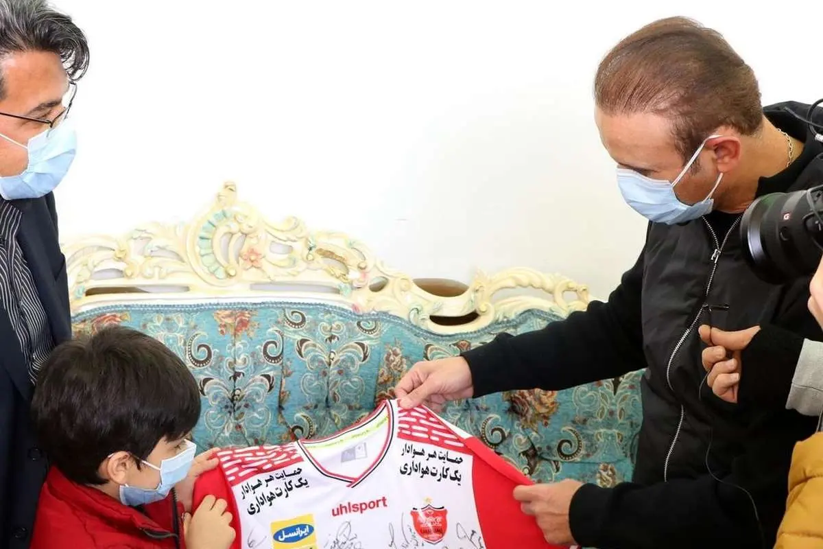 (عکس) هدیه گل‌محمدی به خانواده هوادار پرسپولیس