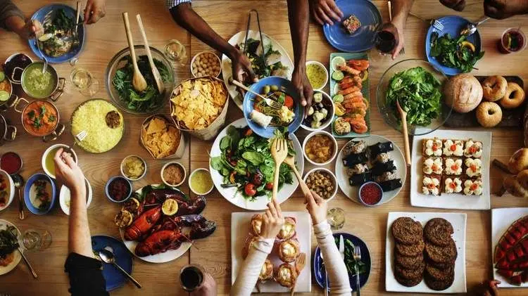 خوردن غذای مفصل چه بلایی بر سر بدن شما می‌آورد؟