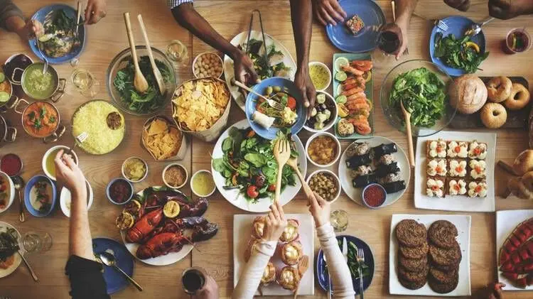 خوردن غذای مفصل چه بلایی بر سر بدن شما می‌آورد؟