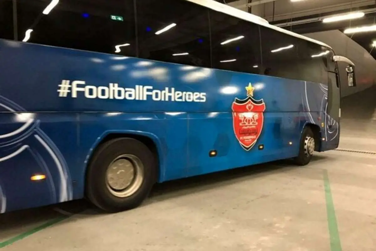 (عکس) سوژه شدن اتوبوس آبیِ پرسپولیس در قطر