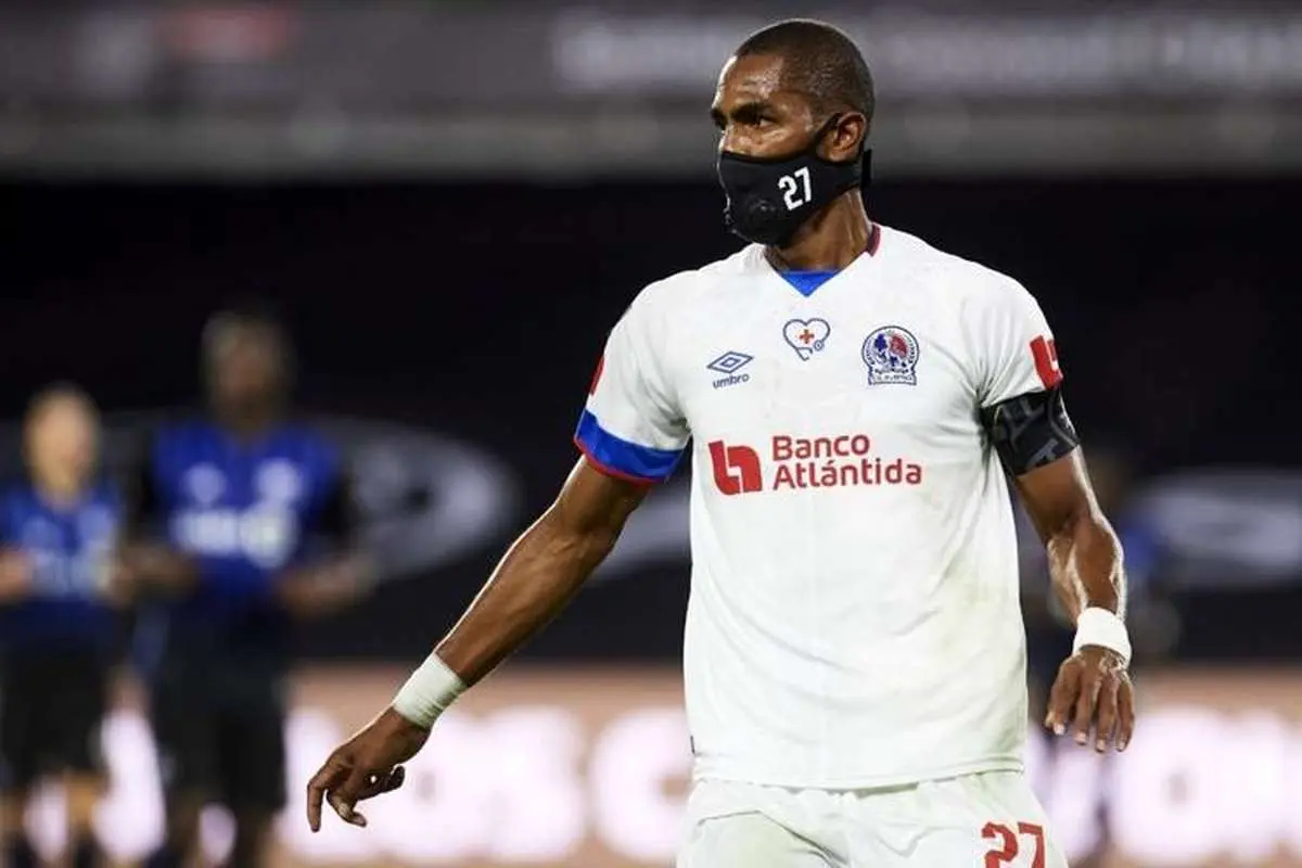 (عکس) مهاجم سابق پرسپولیس با ماسک بازی می‌کند!