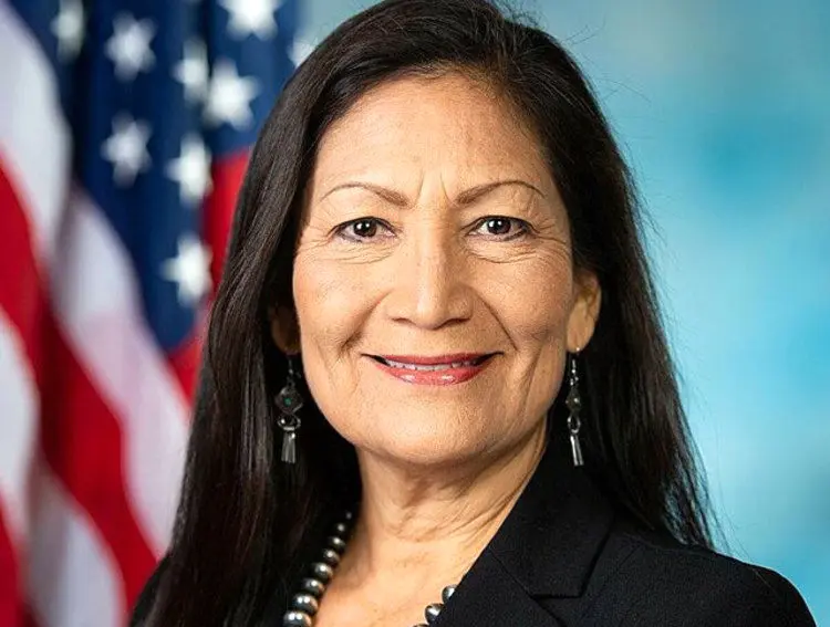 نخستین زن سرخ‌پوست، وزیر کشور آمریکا می‌شود