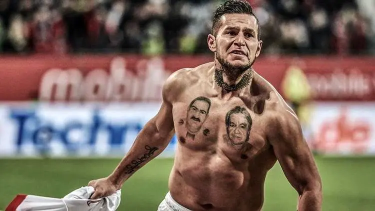 جنجال عجیب با خوشحالی منشوری؛ بازیکنی که شورت ورزشی‌اش را هم پایین کشید!