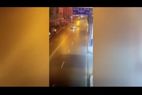 (ویدئو) له شدن تویوتا کرولا وسط خیابان!