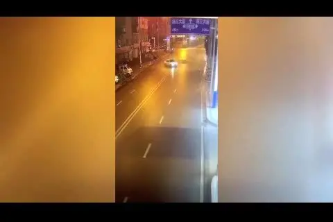 (ویدئو) له شدن تویوتا کرولا وسط خیابان!