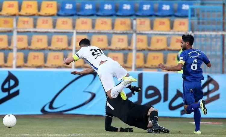 پنالتی‌های دیدار گل گهر و استقلال درست بود؟