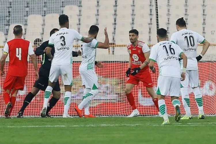 کاربران درباره صحنه جنجالی بازی پرسپولیس - ذوب‌آهن چه گفتند؟