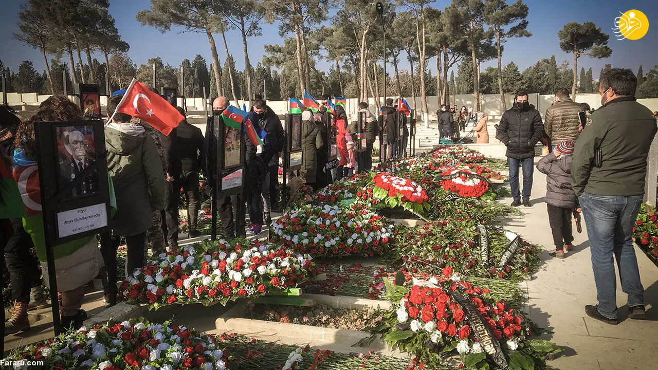 (عکس) آغاز سال نو با حضور بر سر مزار سربازان آذربایجان