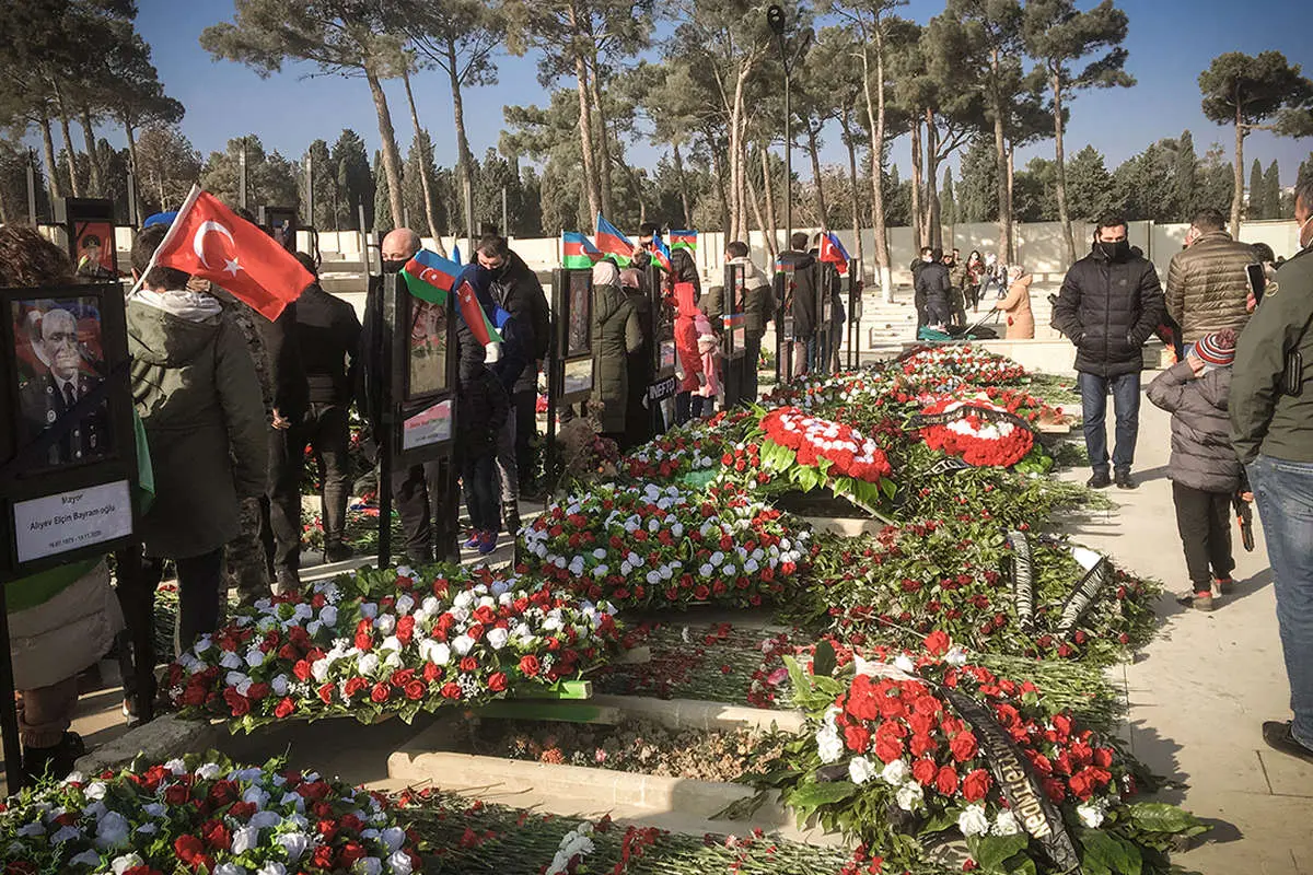 (عکس) آغاز سال نو با حضور بر سر مزار سربازان آذربایجان