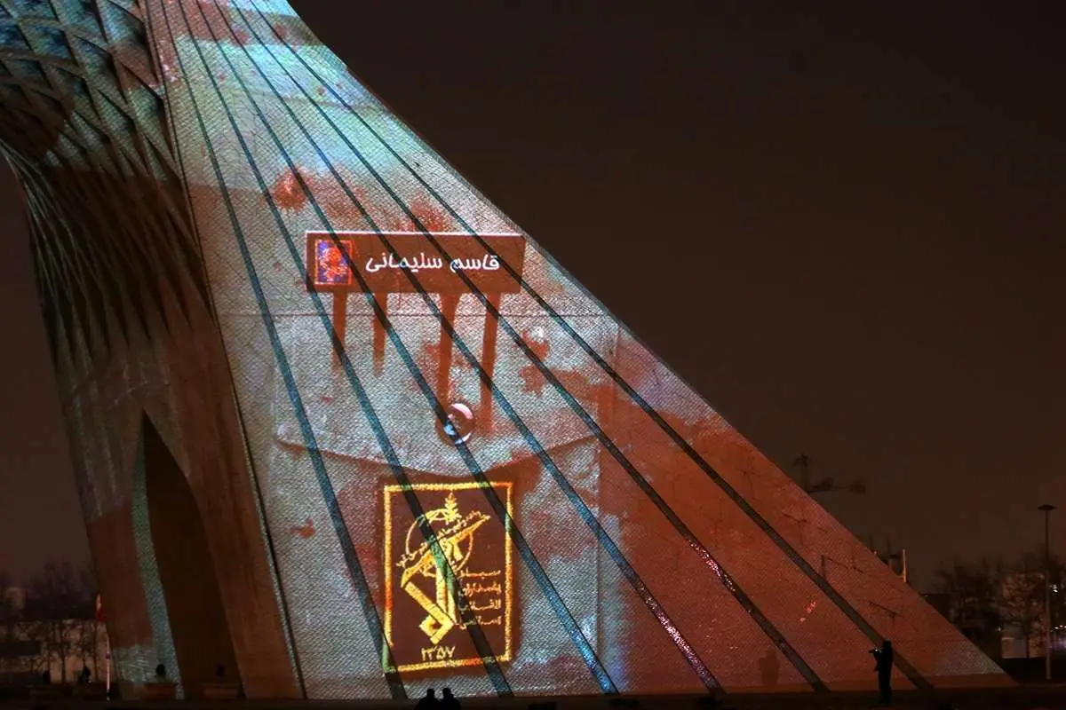 (تصاویر) نورپردازی برج آزادی به مناسبت سالگرد شهادت حاج قاسم سلیمانی
