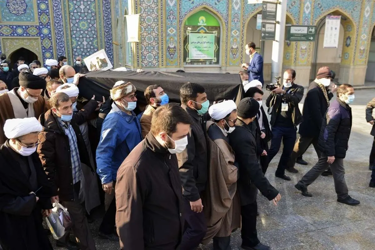 (تصاویر) تشییع پیکر آیت الله مصباح یزدی در حرم حضرت عبدالعظیم حسنی